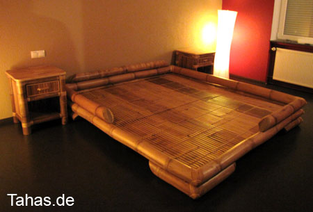 Einrichtungsbeispiel: Bambusbett JAPON mit niedrigem Bambus Lattenrost für Matratzengröße 200cm x 200cm mit 2 x Bambus Nachttisch MACHTAN M Produktfoto