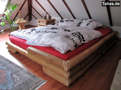 Kundenfoto als Einrichtungsidee: Bambusbett JAPON mit niedrigem Bambuslattenrost für Matratzengröße 200cm x 180cm mit 1 x Bambus Nachttisch JAPON Produktfoto