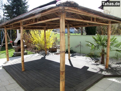 Kundenfoto zeigt den Bambuspavillon TALISAY als Bambus Gartenpavillon auf einer Terrasse im Garten Produktfoto