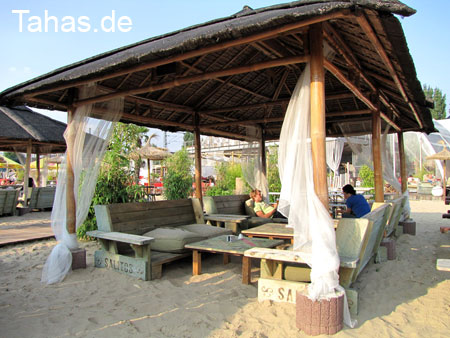 Kundenfoto zeigt den offenen Bambus Pavillon TALISAY im Sand Produktfoto