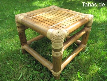 Bild zeigt den Bambushocker / Bambus Pflanzenhocker - Bambus Sitzhocker LEYTE - klein mit seiner Sitzfläche aus auf Holzstreben verankerten Bambuslatten und seiner dekorativen Eckverkleidung aus Rattan Produktfoto