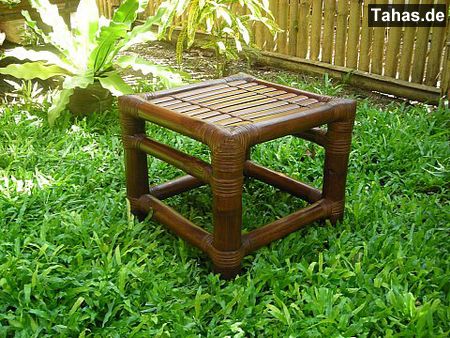 Bild zeigt den Bambushocker / Bambus Pflanzenhocker - Bambus Sitzhocker LEYTE klein in AMBER in der Eckansicht - Eckverkleidung mit in AMBER eingefärbtem Ratten Produktfoto