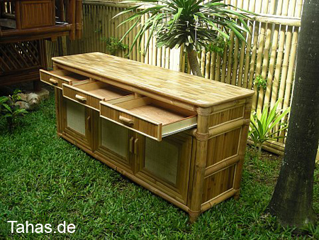 Der Bambus Wandschrank mit den auf Rollschinken gelagerten ausgezogenen Schubfächern Produktfoto