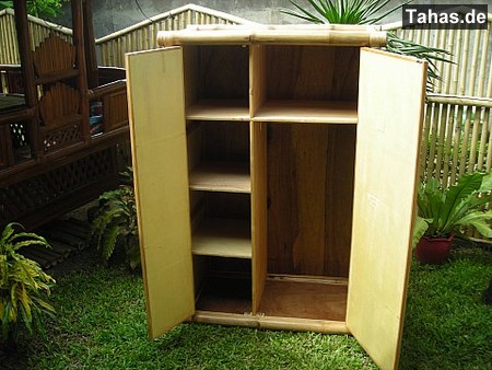 Innenansicht vom Bambus Kleiderschrank mit der Holz-Innenverkleidung und den Zwischenböden Produktfoto